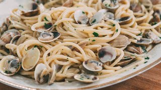 Spaghetti alle vongole cremosi La vera ricetta tradizionale [upl. by Nnylsaj]