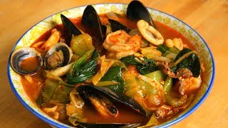 Spicy seafood and meat mixed noodle soup Jjamppong 짬뽕 [upl. by Kirima]