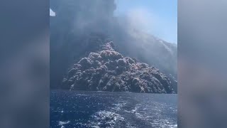 Nuova eruzione Stromboli lenorme nube nera avanza sul mare la fuga della barca [upl. by Votaw]