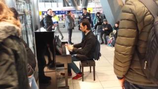 Musica spettacolare alla Stazione centrale di Napoli suona pianoforte [upl. by Anigriv]